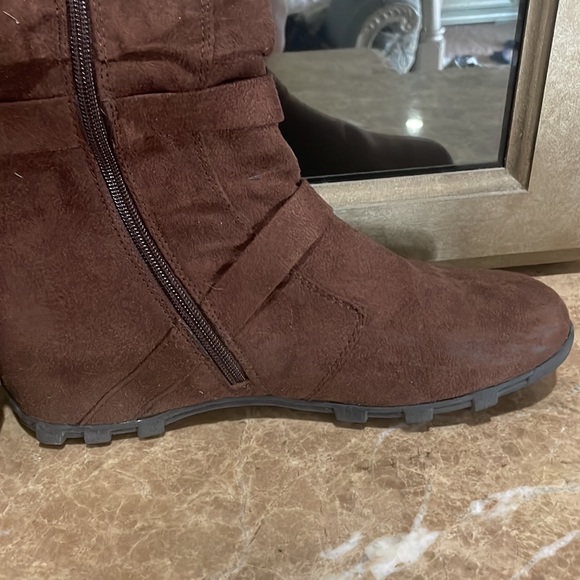 Brown faux suede boots with faux buckles by Shiekh shoes - Picture 9 of 13